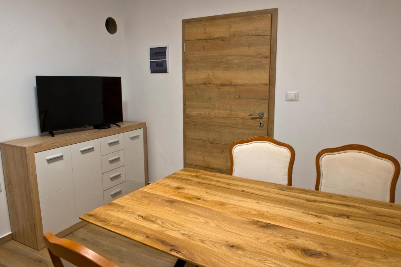 Apartmaji Tanto Malovse Crnice Esterno foto