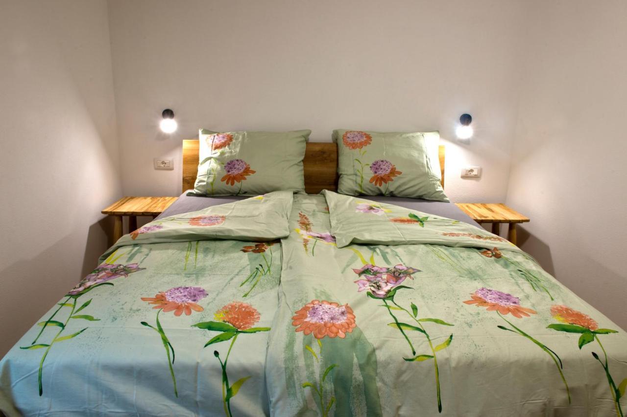 Apartmaji Tanto Malovse Crnice Esterno foto