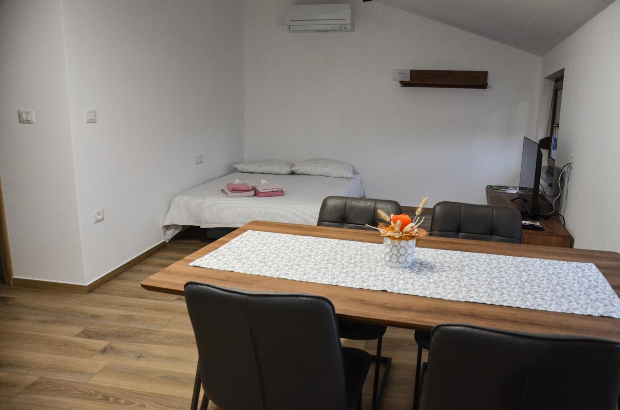 Apartmaji Tanto Malovse Crnice Esterno foto