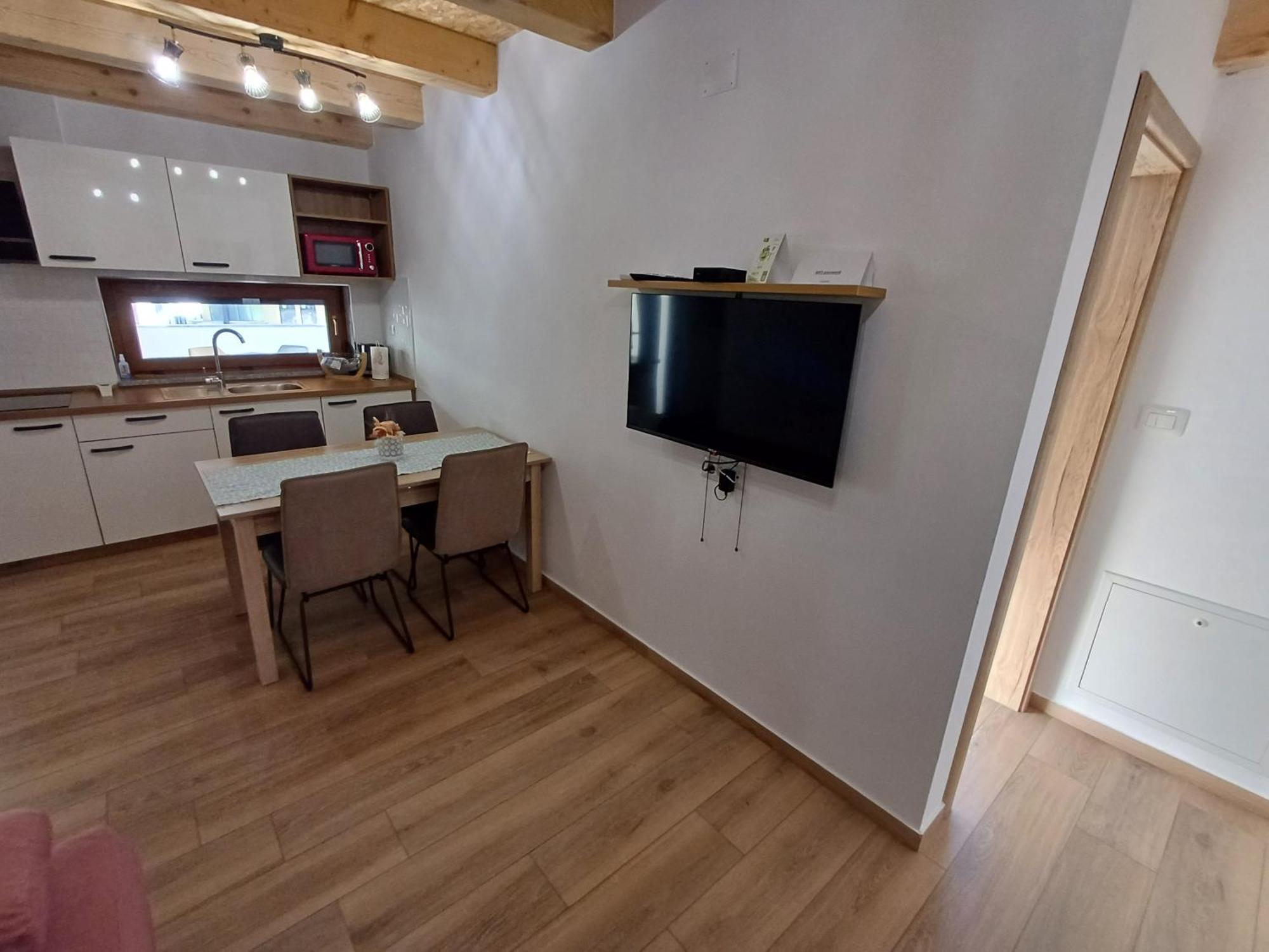 Apartmaji Tanto Malovse Crnice Esterno foto