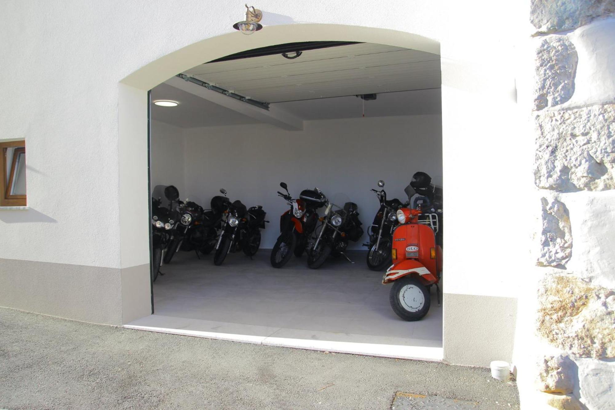 Apartmaji Tanto Malovse Crnice Esterno foto